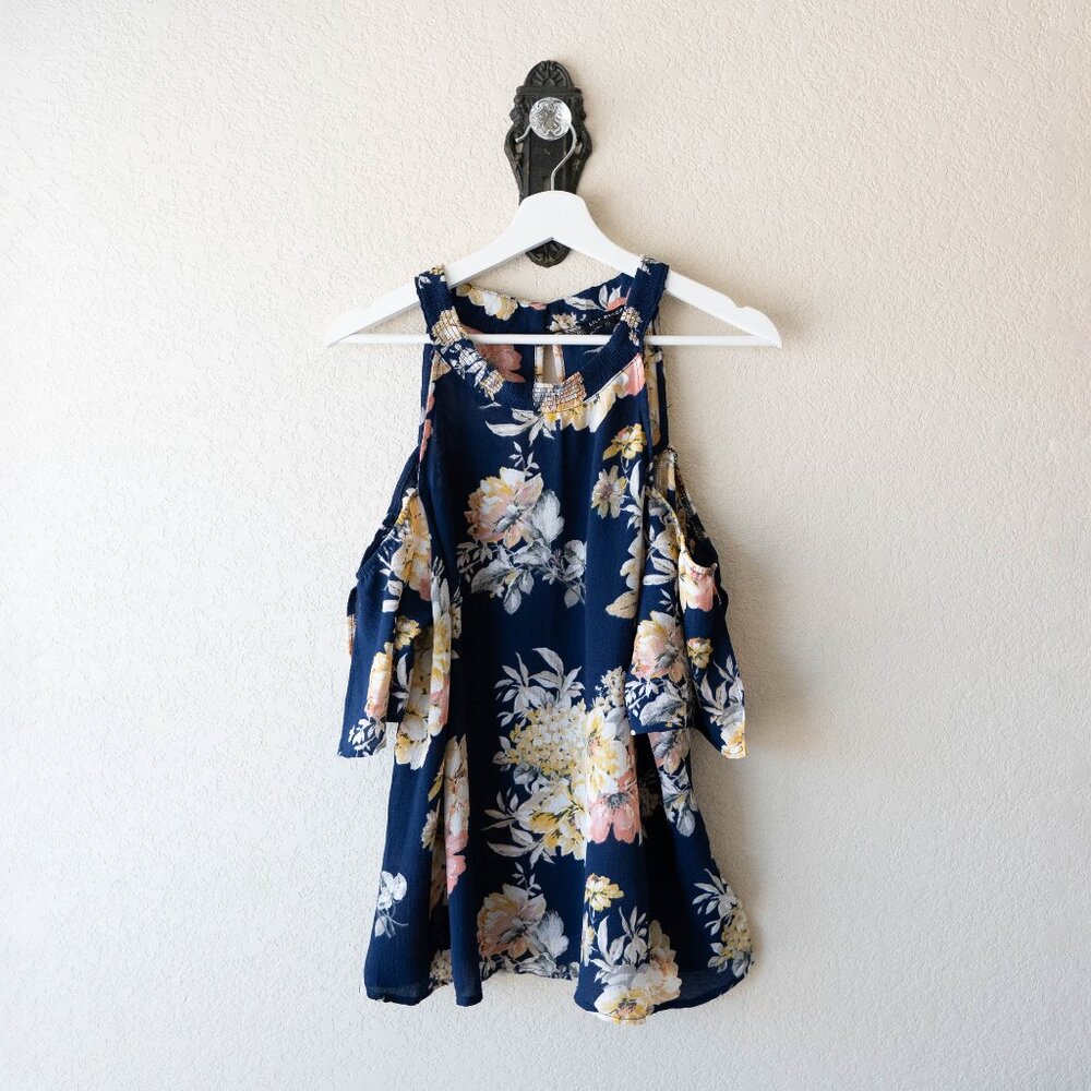 Lily Black Women's Size XL Blue Floral Blouse Split Flutter Short Sleeve - Picture 2 of 7